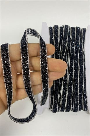 زين الشريط سلسلة رقيقة من الحديد على الحجر الأسود