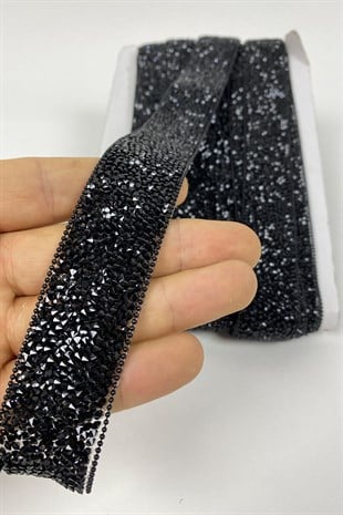 زين شريط سلسلة من الحديد على الحجر الأسود