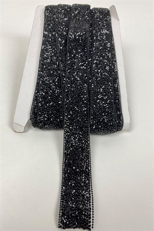 زين شريط سلسلة من الحديد على الحجر الأسود