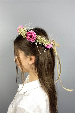 الجملة تاج الزفاف في الهواء الطلق مع زهور الفاوانيا واللؤلؤ والقوس