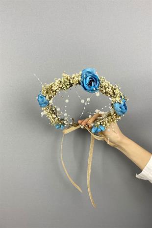 الجملة تاج الزفاف في الهواء الطلق مع زهور الفاوانيا واللؤلؤ والقوس