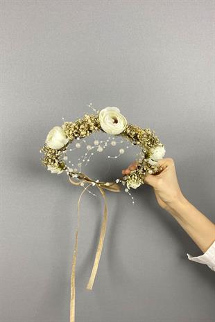 الجملة تاج الزفاف في الهواء الطلق مع زهور الفاوانيا واللؤلؤ والقوس