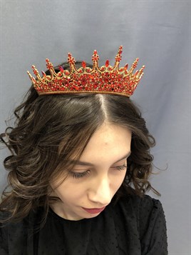 Trend Model Red Bride and Henna Crown