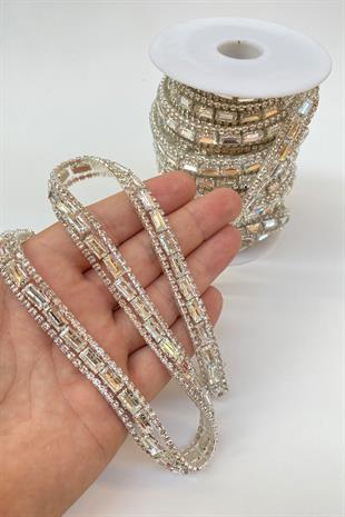 يمكن كيه على غلاف رفيع من حجر اللوز وشريط فستان سهرة