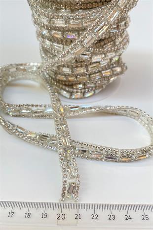 يمكن كيه على غلاف رفيع من حجر اللوز وشريط فستان سهرة