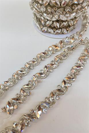 علبة يمكن تثبيتها بالكي وحواف شريطية لفستان السهرة من حجر المكوك