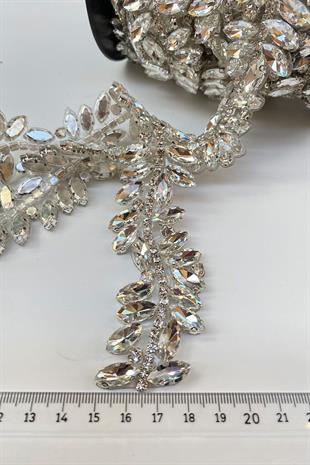 حدود شريطية لفستان السهرة بحجر عريض على شكل مكوك