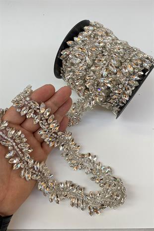 حدود شريطية لفستان السهرة بحجر عريض على شكل مكوك