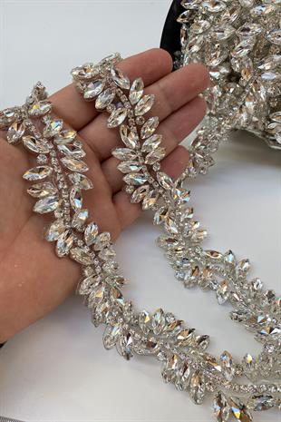 حدود شريطية لفستان السهرة بحجر عريض على شكل مكوك