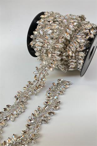 حدود شريطية لفستان السهرة بحجر عريض على شكل مكوك