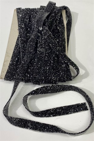 شريط زين على الحجر باللون الأسود