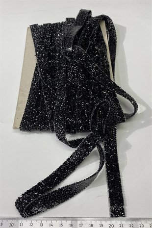 شريط زين على الحجر باللون الأسود