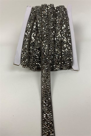 زين شريط سلسلة من الحديد على الحجر