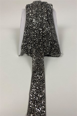 زين شريط سلسلة من الحديد على الحجر