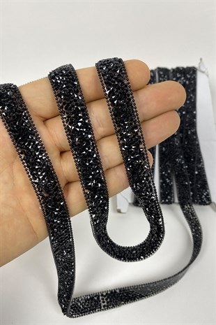 زين شريط سلسلة من الحديد على الحجر