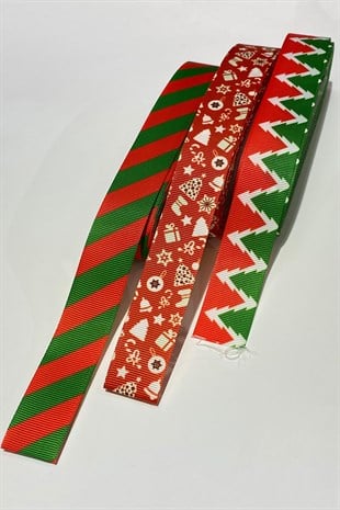 Yeşil Çam Ağacı ve Desenli Yılbaşı Kurdelesi 2,5 cm 30 mt Kırmızı