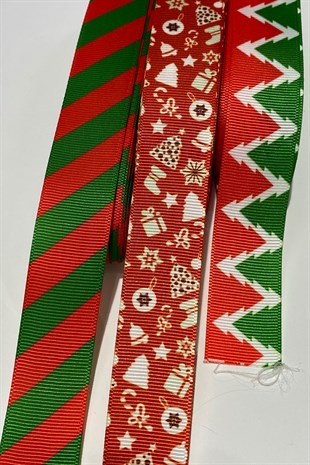 Yeşil Çam Ağacı ve Desenli Yılbaşı Kurdelesi 2,5 cm 30 mt Kırmızı