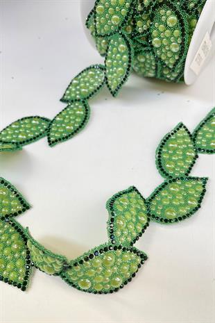 شمعدان من الحديد على شريط حجري مع شكل ورقة خضراء