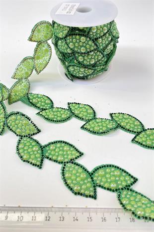 شمعدان من الحديد على شريط حجري مع شكل ورقة خضراء