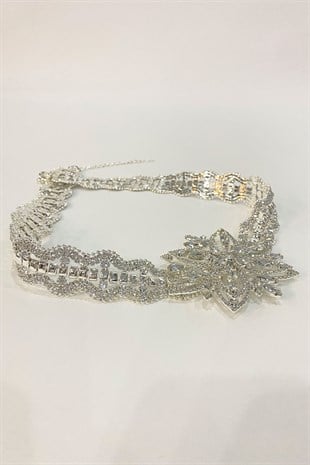 نجمة فستان سهرة منقوشة بحجر ألباني بحجر