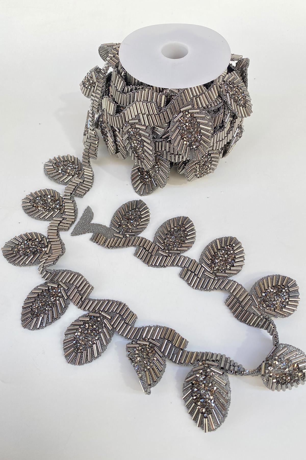 Antrasit Gri Boru Boncuklu Ütüyle Yapışan Taşlı Şerit Aplik