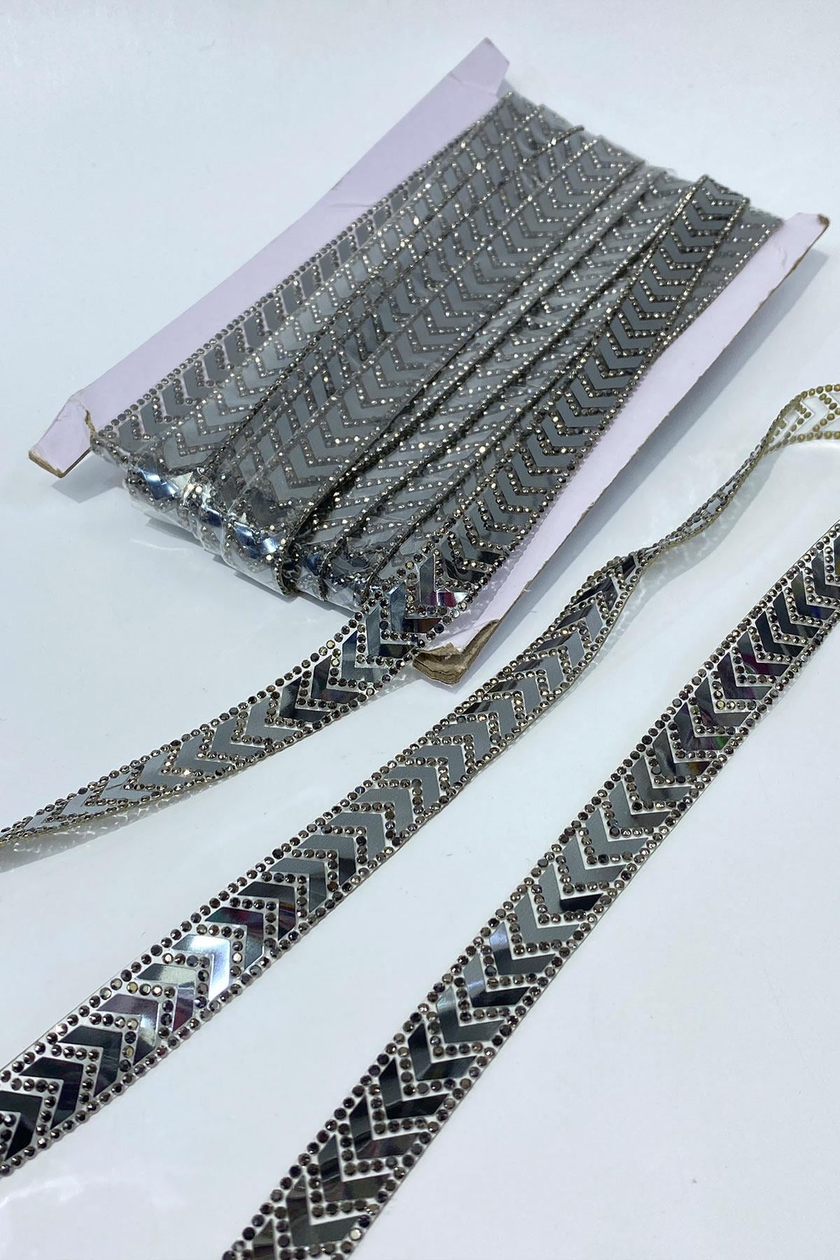 Antrasit Gri Çavuş Desenli Ütüyle Yapışan Şerit Aplik