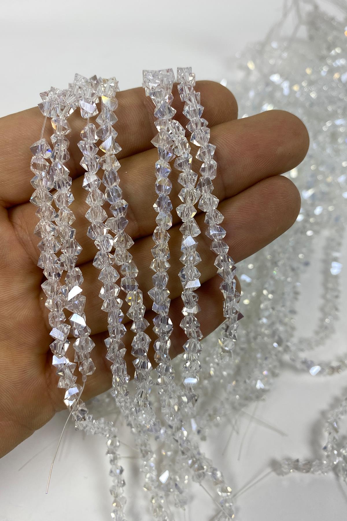 Az Janjanlı Üçgen Kesim Parlak Kristal Boncuk 6 mm