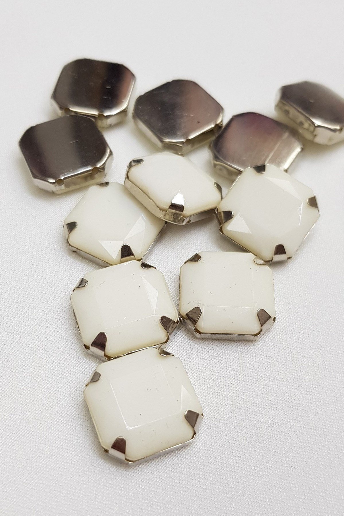 Beyaz  Kare Kasalı Dikme Taş 1,5 cm 10 adet