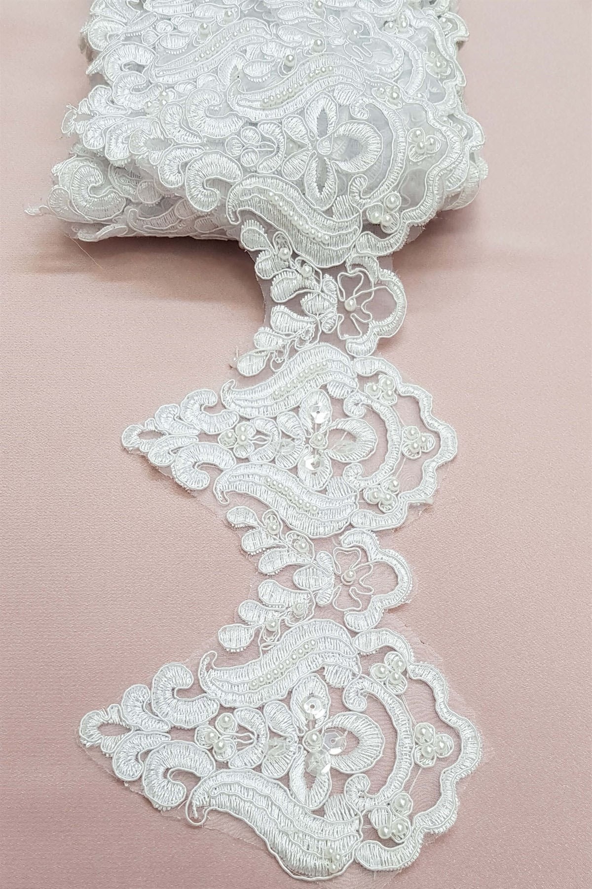 Beyaz Boncuk İşlemeli Fransız Güpür Dantel 