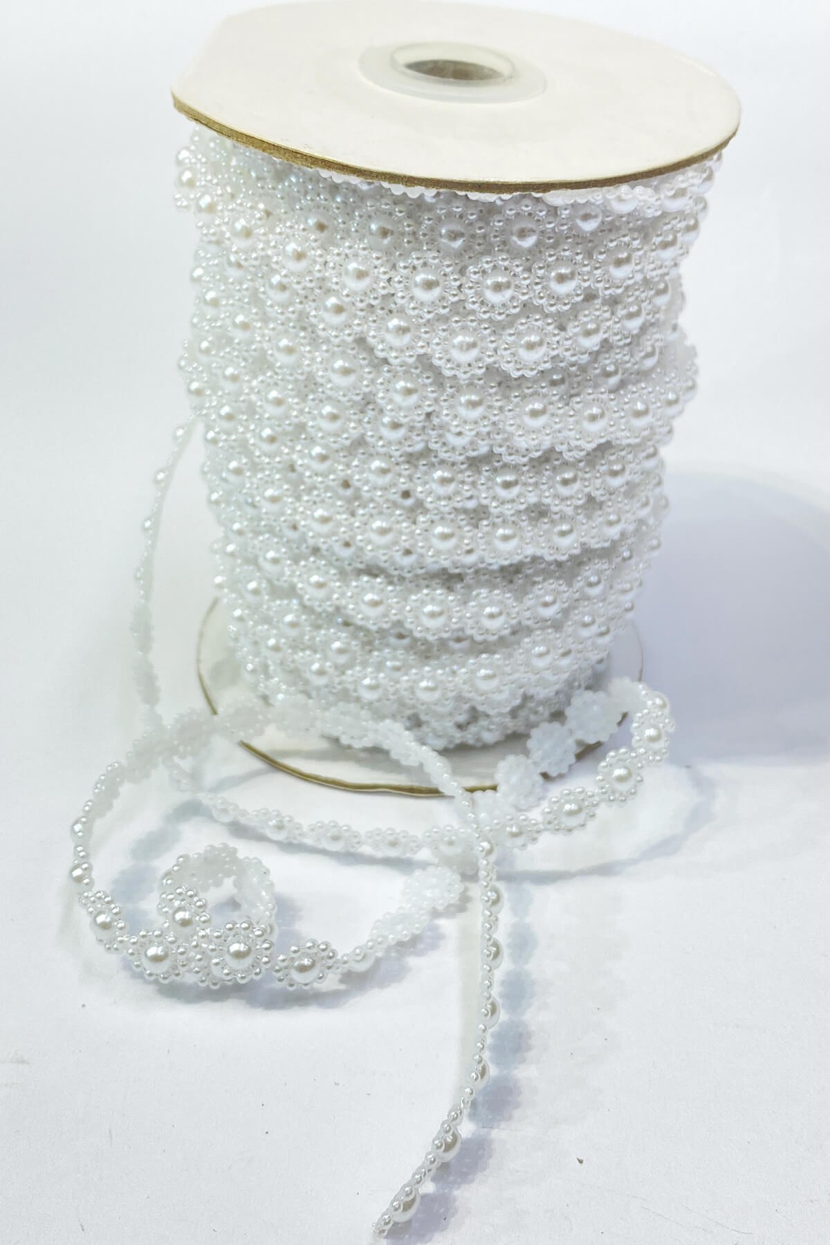 White Flower Patterned Half Plastic Strip Pearl 10 mt