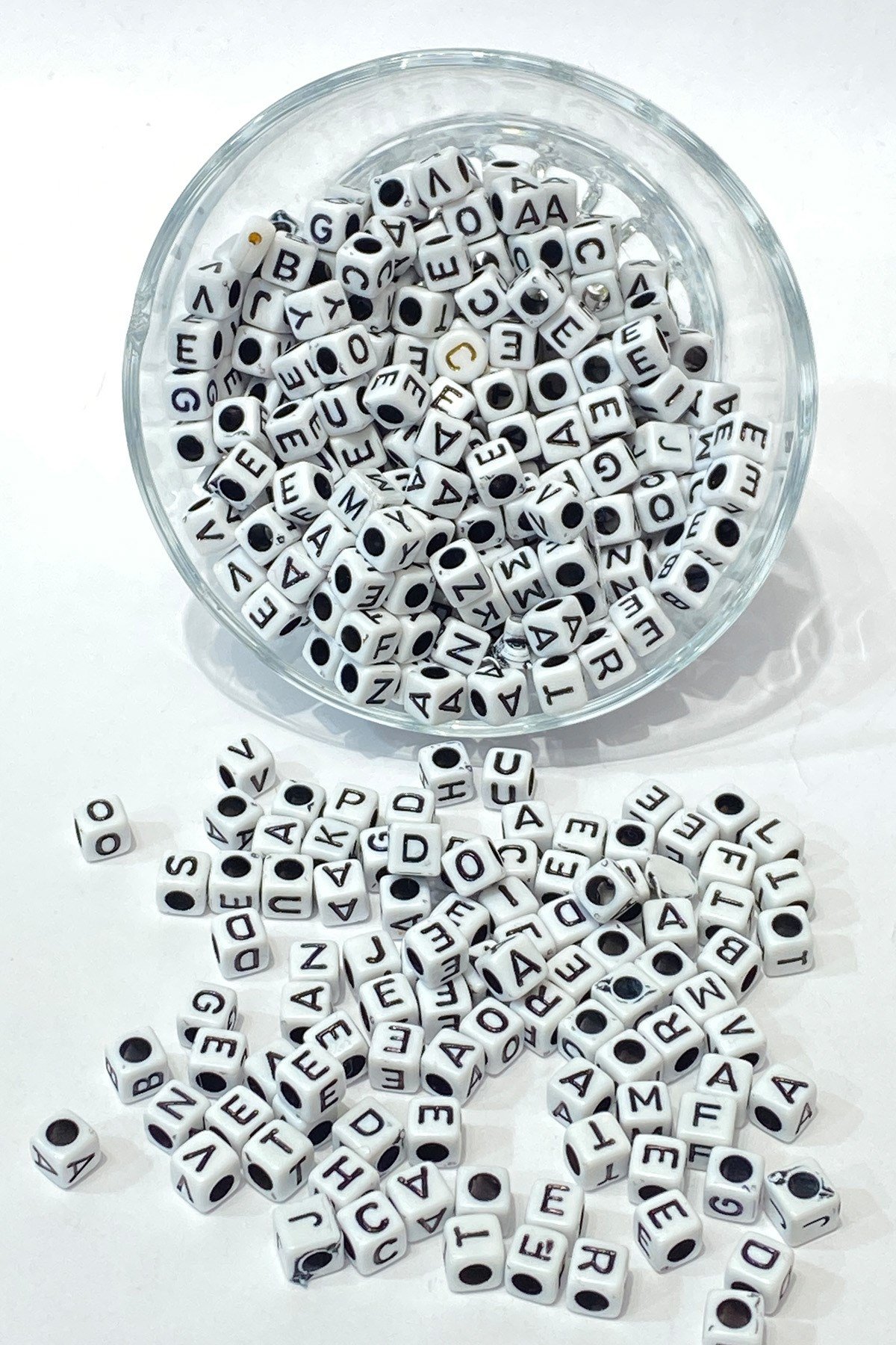 حبات الاحرف البيضاء مربعة 100 قطعة