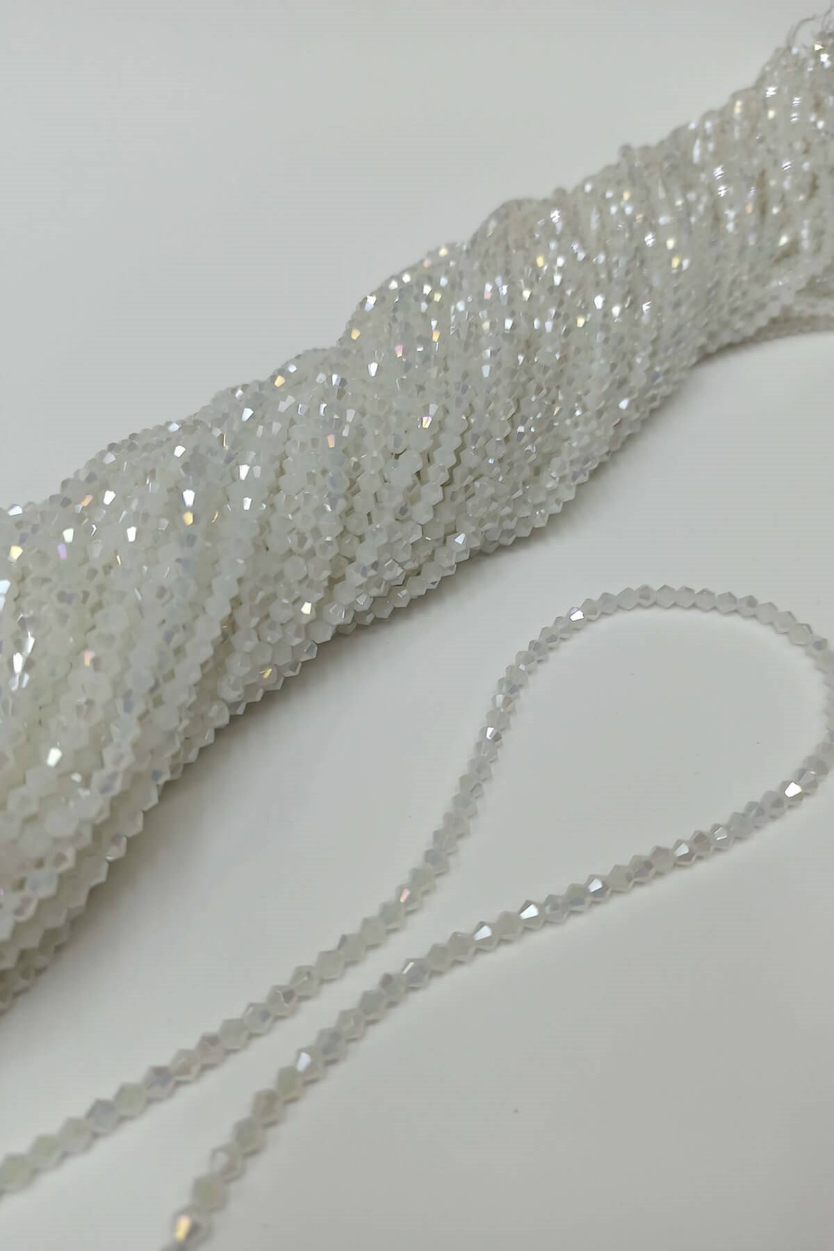 Beyaz Kristal Boncuk Piramit 4 mm