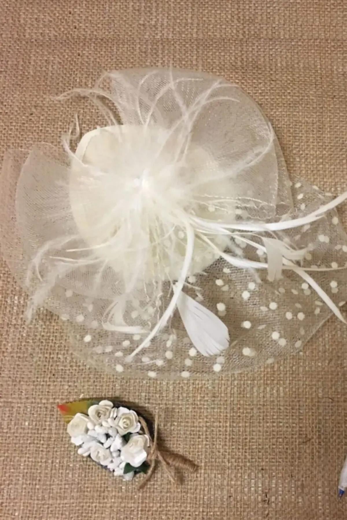 Beyaz Puantiyeli İncili Gelin Kepi Nikah Şapkası Vualet Damat Yaka Çiçeği Ve Tüylü Kalem 3'lü Set