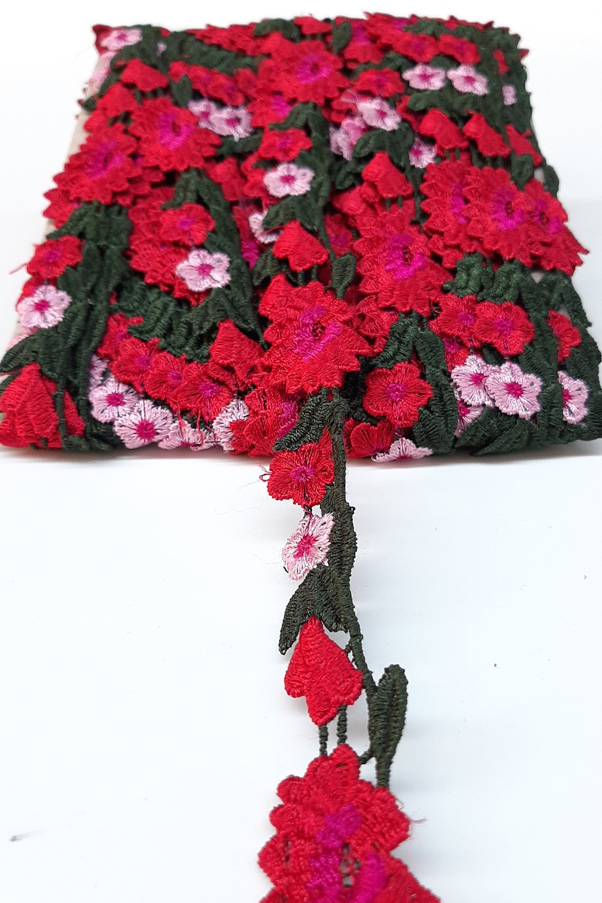 Çiçekli Antik Desenli Şerit Güpür