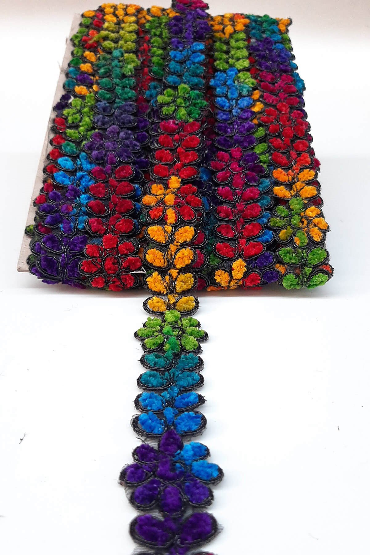 Düz Çiçek Desenli Antik Şerit Güpür