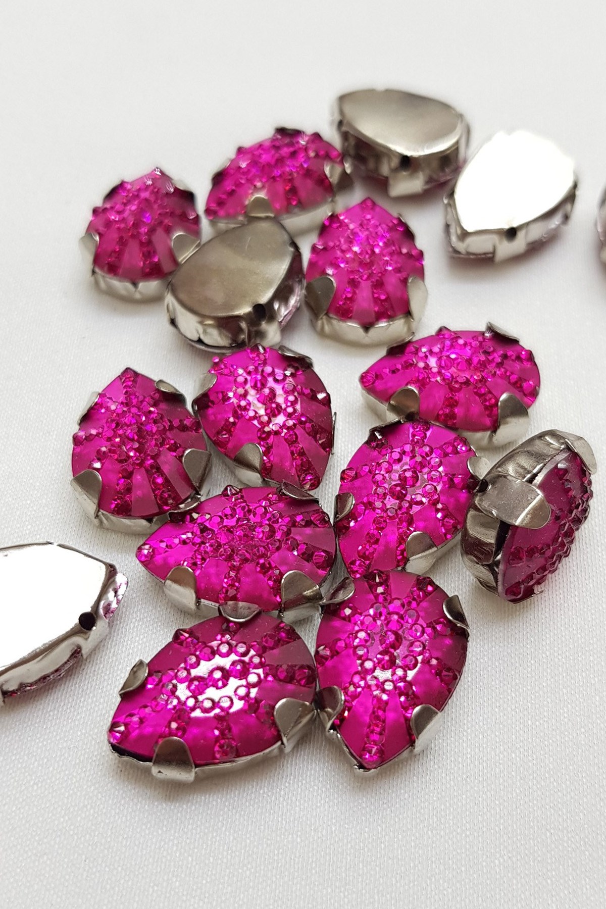 Fuchsia Drop Case Stud Stone 1-1.5cm 10 pcs