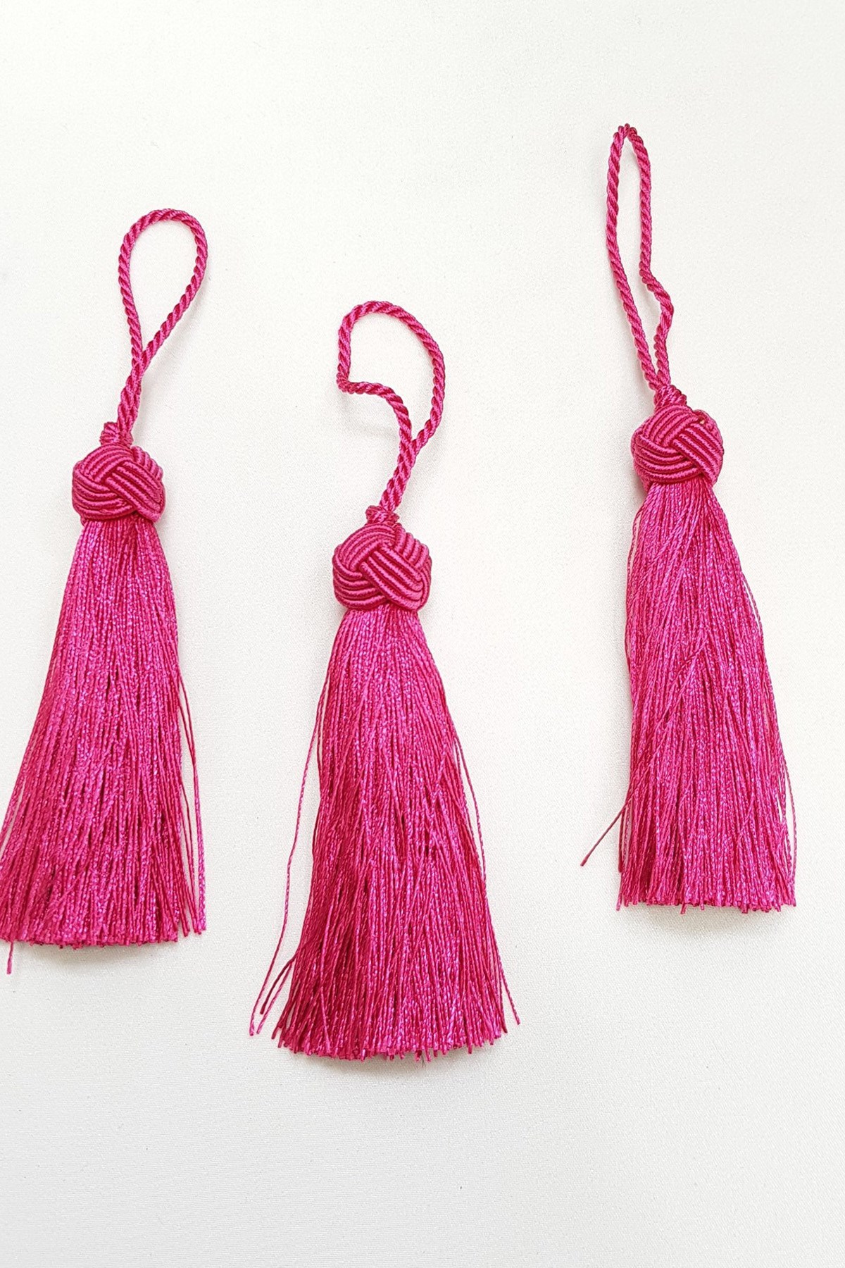 Fuchsia Bun Single Tassel 12cm 1 piece