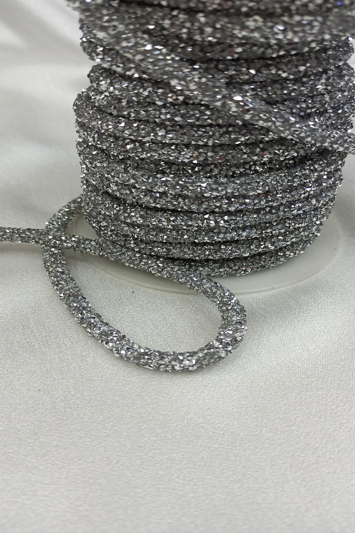 Gümüş Rengi Boncuk İşlemeli Şerit