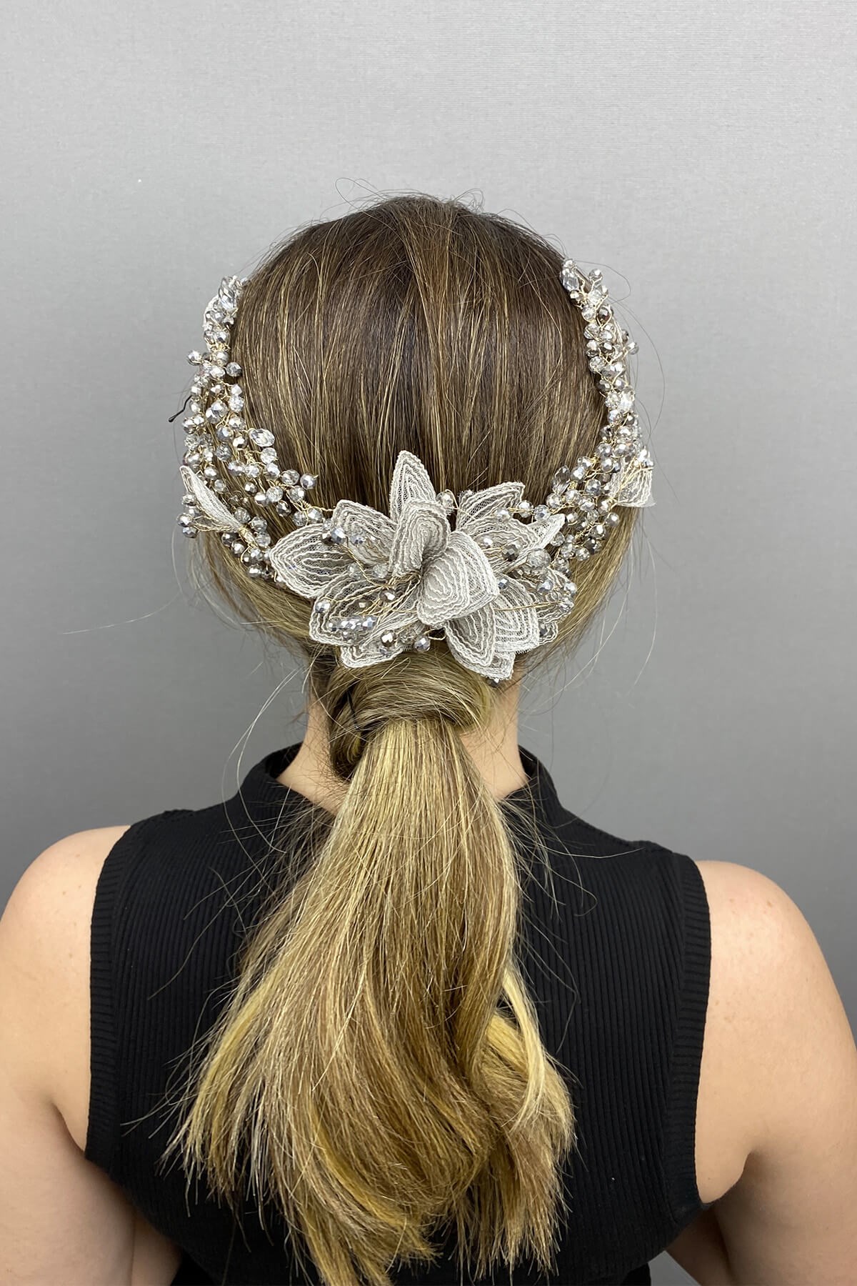 Gümüş Rengi Çiçek ve Kristalli Helen Gelin Saç Aksesuarı | Hayalperest