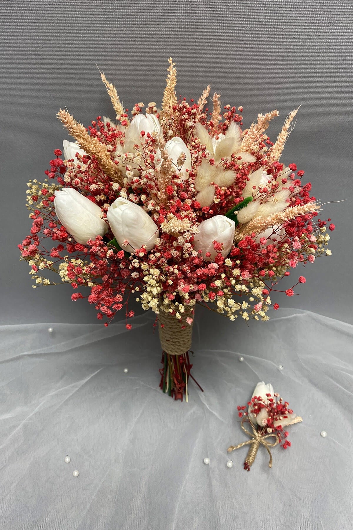 Islak Laleli Pudra Cipsolu Gelin Buketi ve Damat Yaka Çiçeği