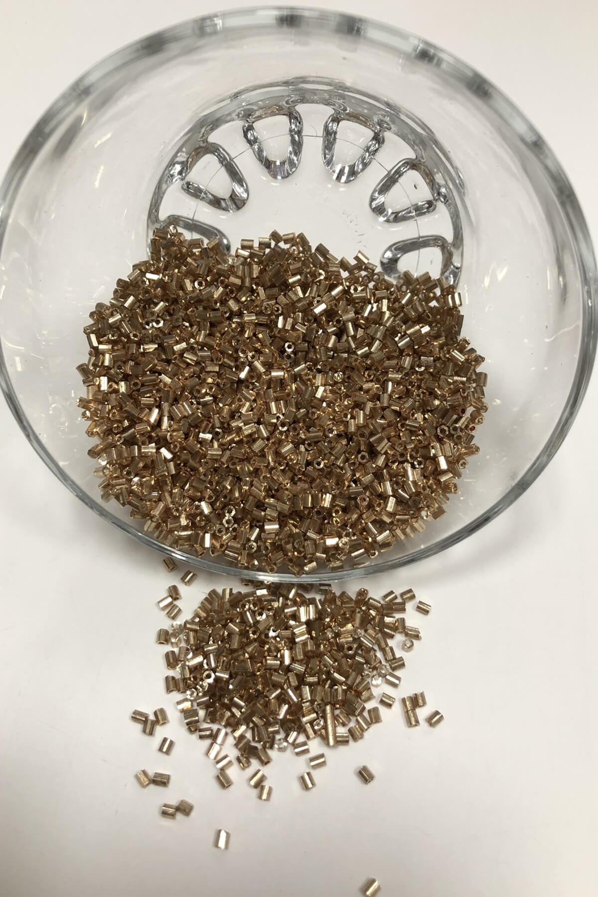 حبات قص مطلية باللون الأصفر غير اللامع (2-2.5 مم)