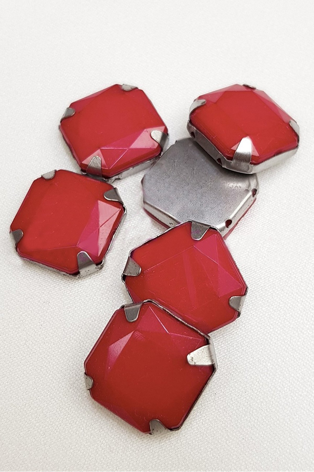 Red Square Framed Strut Stone 1.5 cm 10 pcs