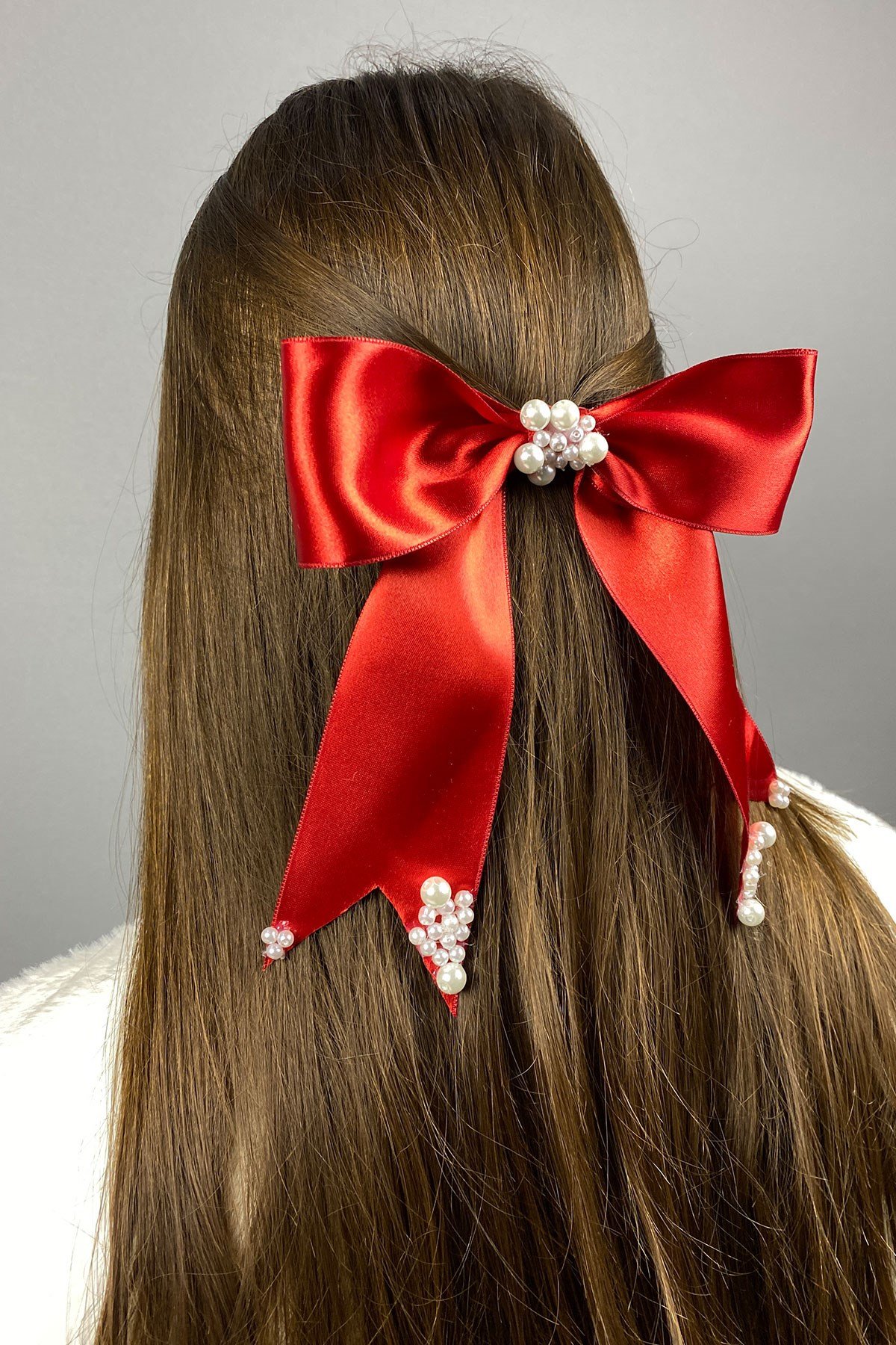 مشبك شعر بتصميم لؤلؤي أحمر