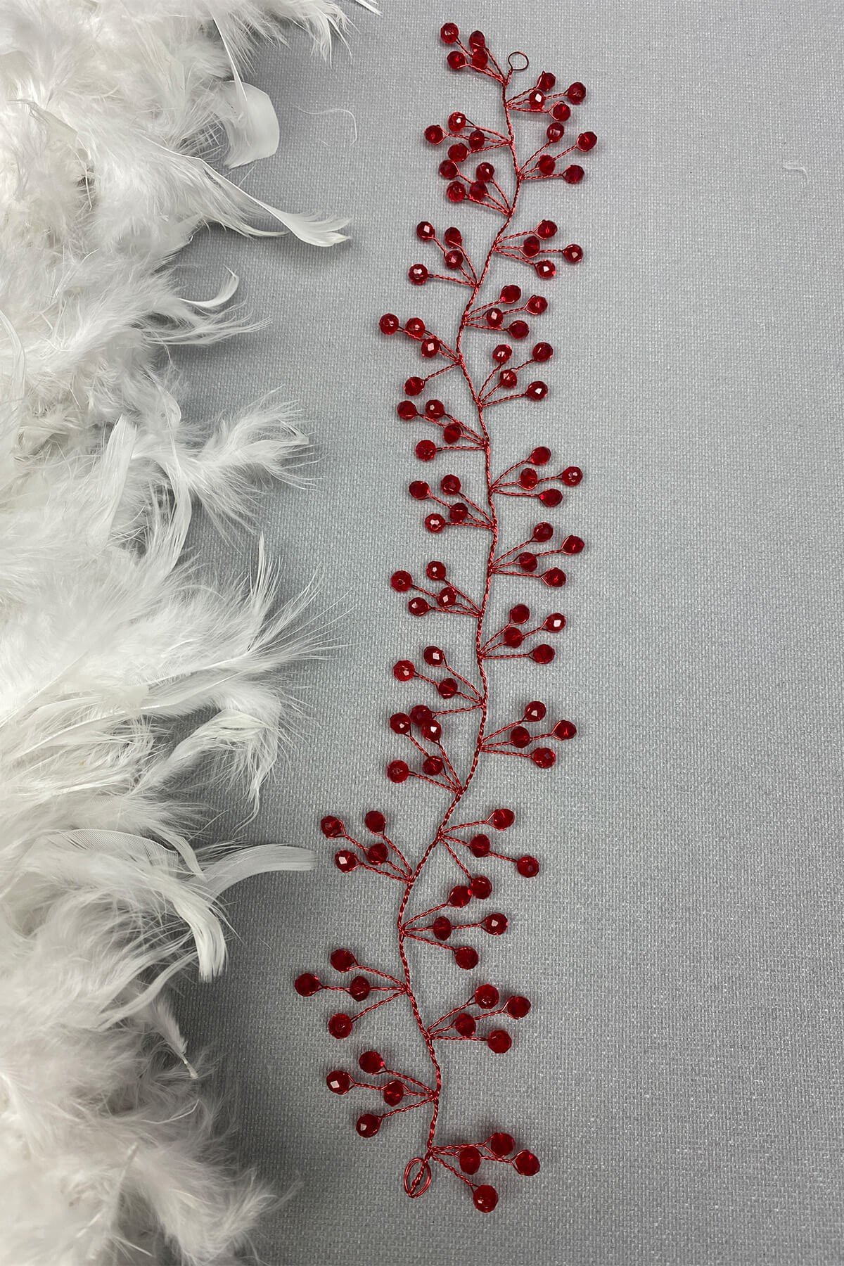 إكسسوار شعر تيارا مطرز باللون الأحمر