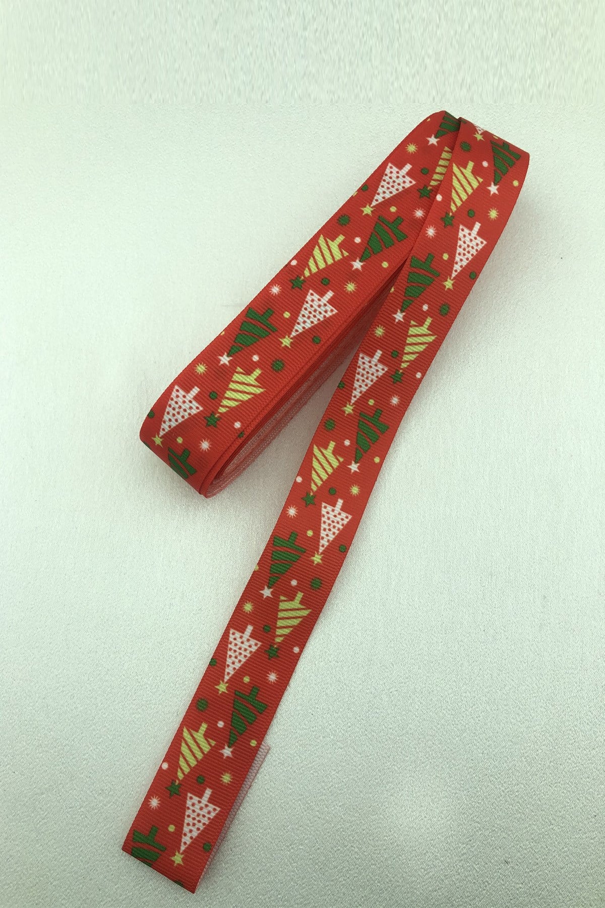 Kırmızı Yılbaşı Ağaç Baskılı Grogren Yılbaşı Kurdelesi 2,5 CM