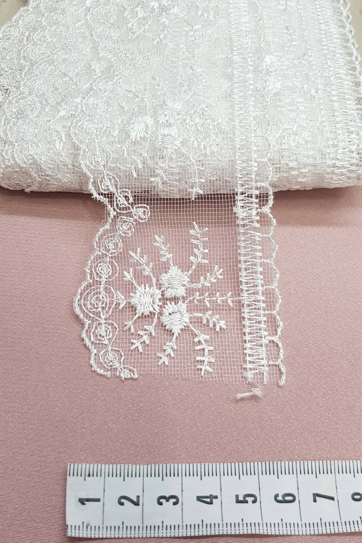 Krem Çiçek Desenli Kenar Dantel