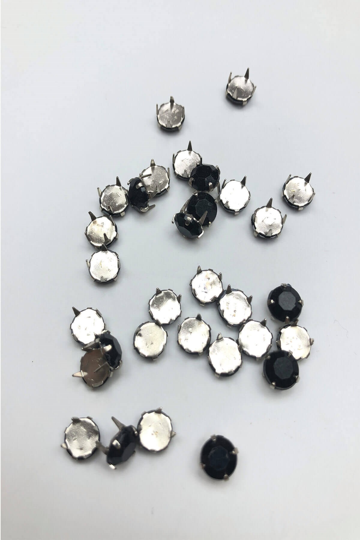 Küçük Siyah Kasalı Dikme Taş 25 adet