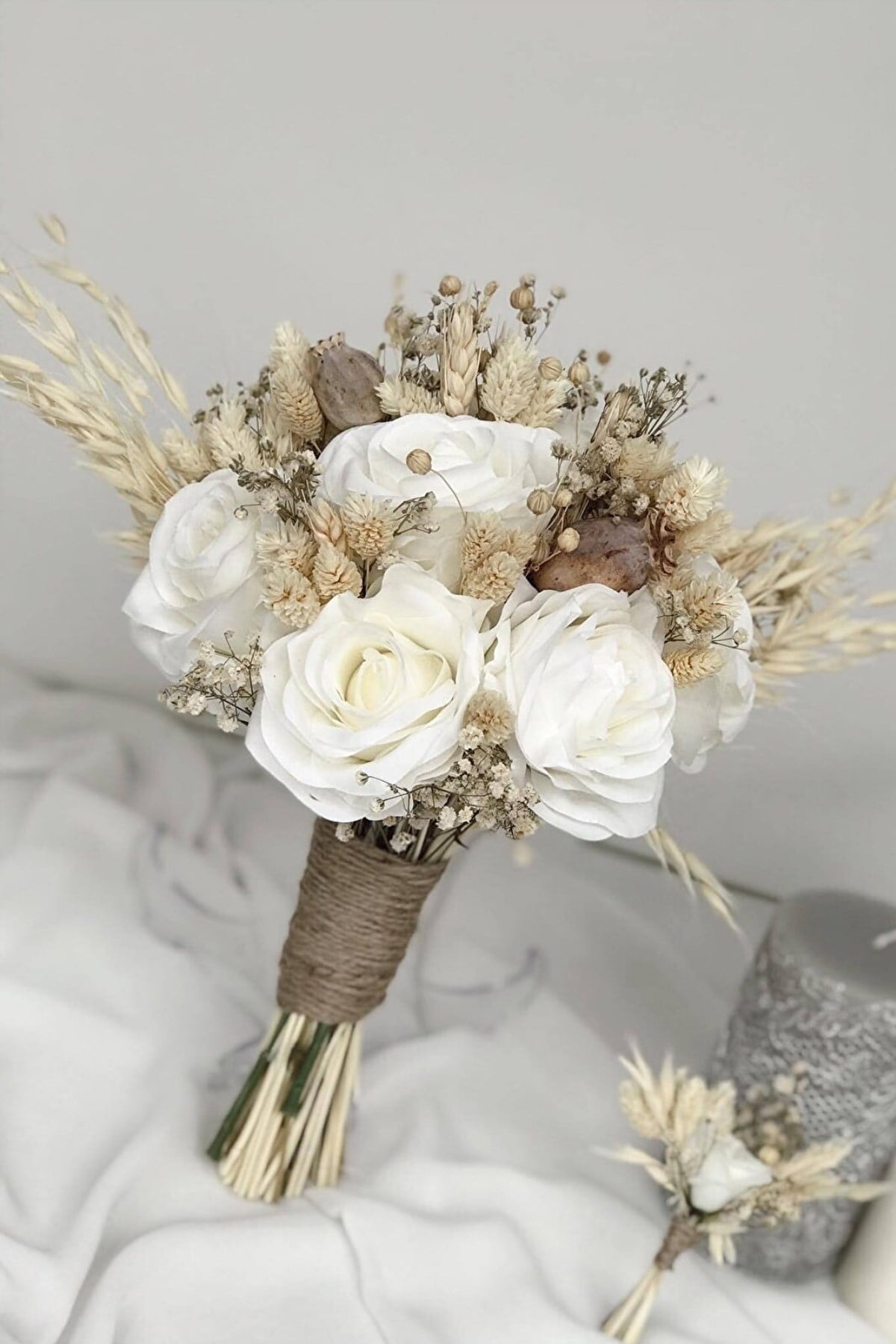 زهرة العروس مع باقة العروس عشب الطائر و Boutonniere العريس