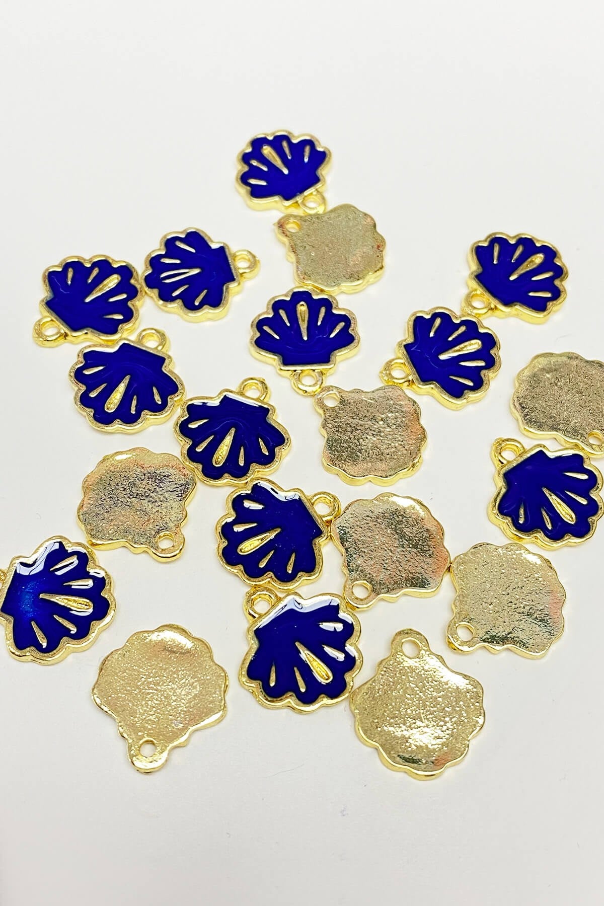 Navy Blue Mussel Patterned Pendant 1 Piece