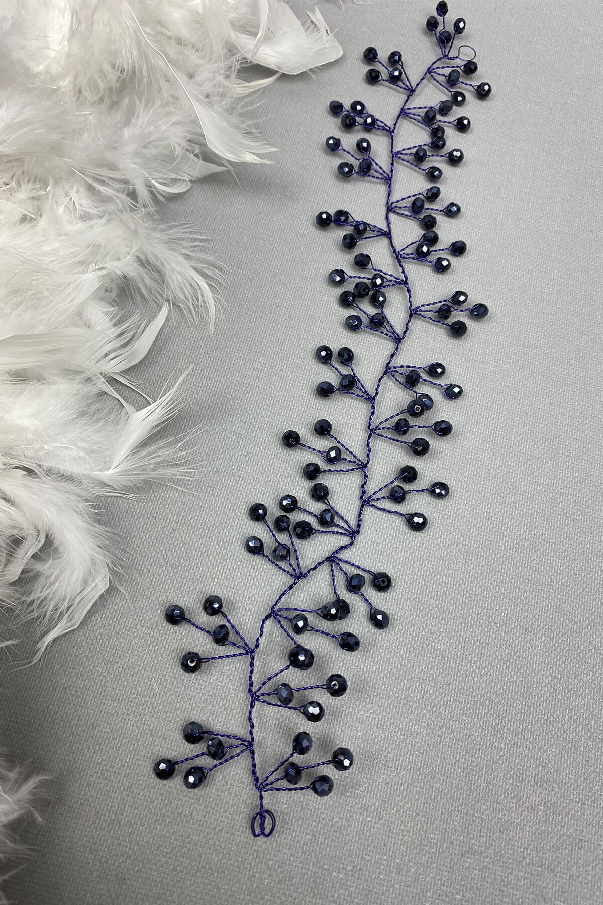 إكسسوار تاج الزفاف مطرز باللون الأزرق الداكن